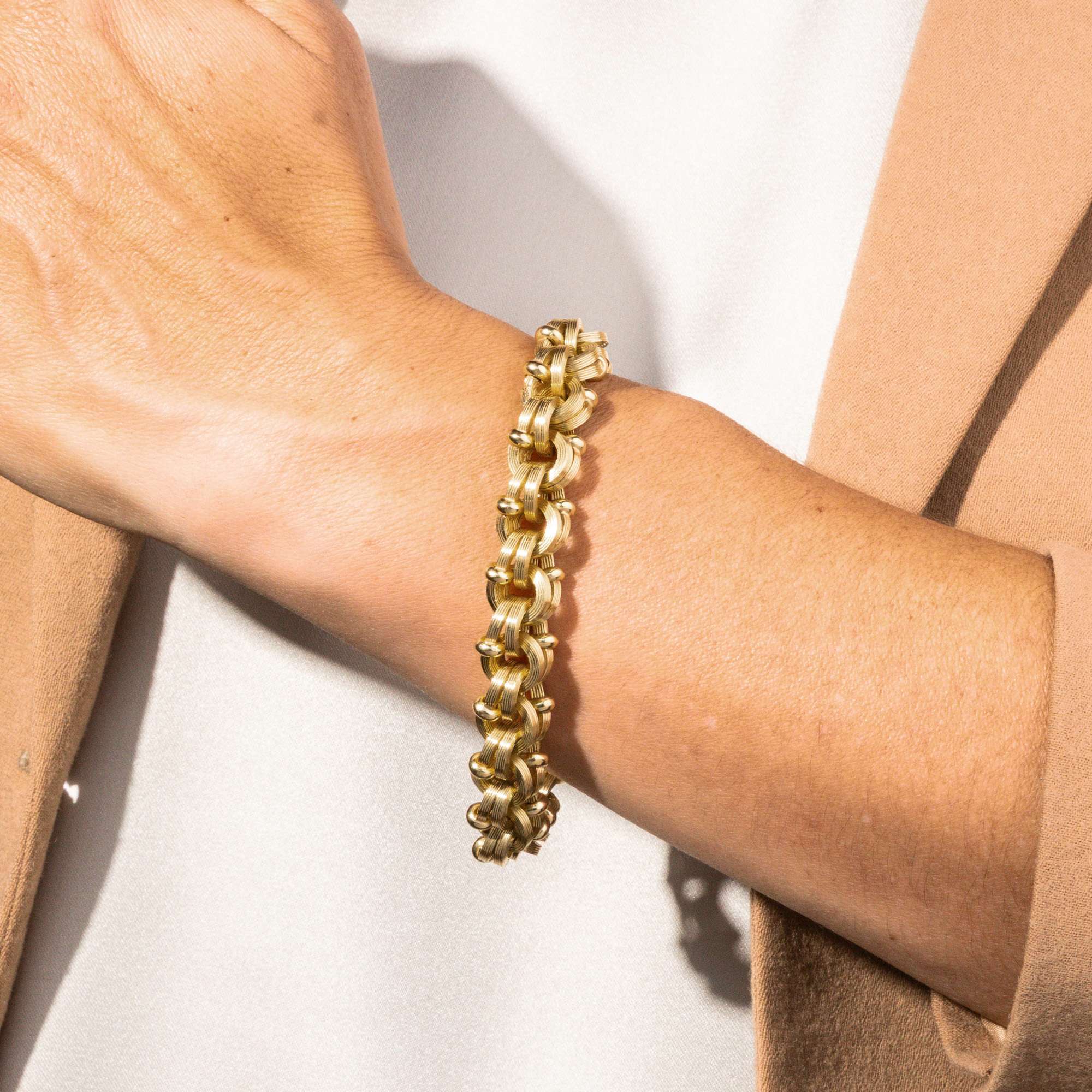 627223-hofer-antikschmuck-Mondaenes-Armband-aus-hochkaraetigem-Gold-um-1965-The-Ecstasy-of-Gold_5