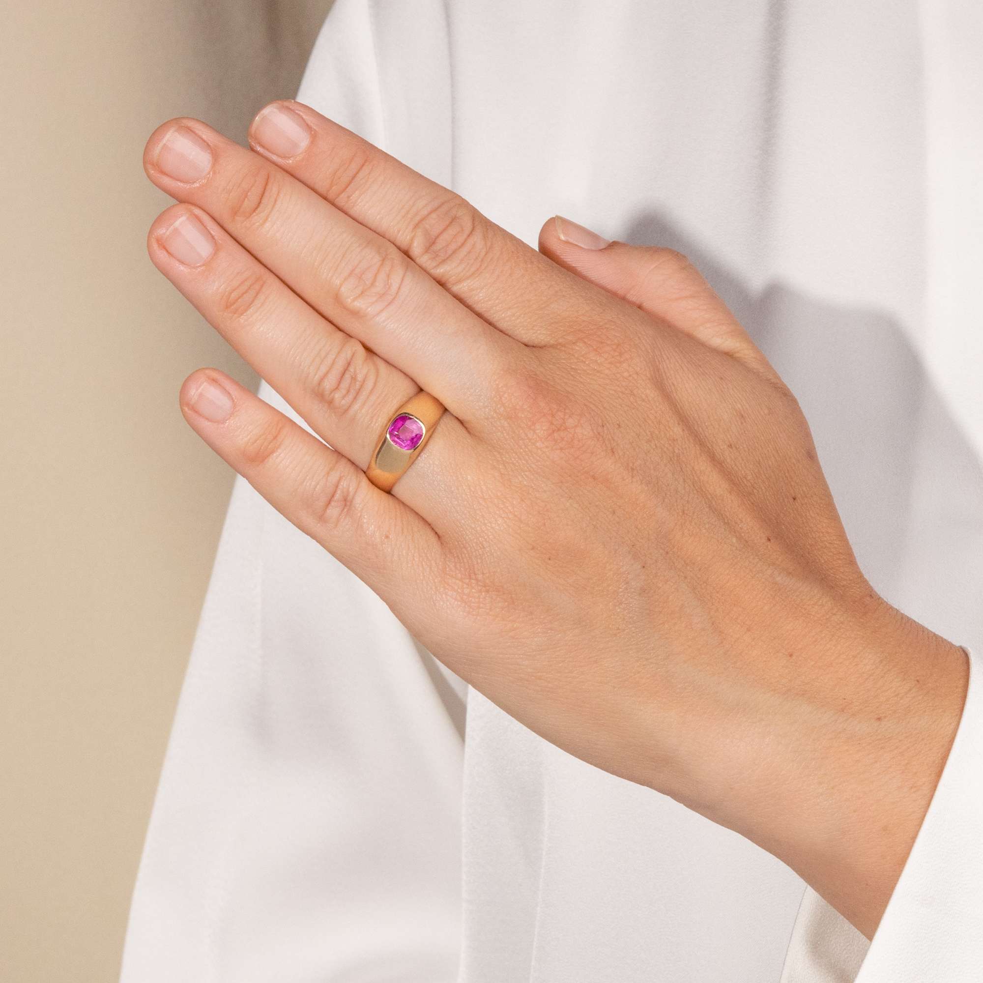 627664-hofer-antikschmuck-Antiker-Bandring-mit-synthetischem-Korund-in-Gold-um-1920-Verneuils-Vermaechtnis_7